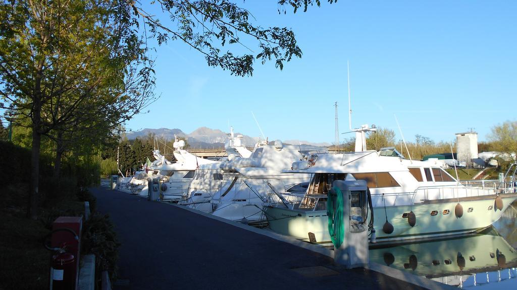 Hotel Iron Gate Marina3B Sarzana Esterno foto